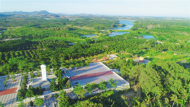 俯瞰萬(wàn)寧六連嶺革命烈士陵園