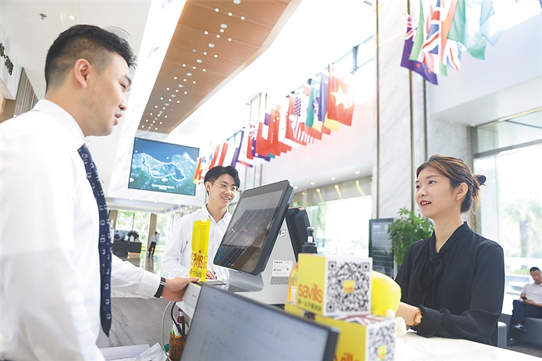 在位于?？趪?guó)興大道的全球貿(mào)易之窗寫字樓，工作人員為入駐企業(yè)提供一站式商務(wù)服務(wù)。