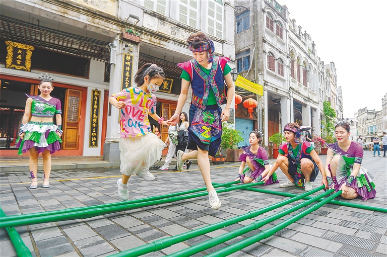 “繽紛‘五一’嗨游龍華”老街快閃活動在海口市騎樓老街舉辦