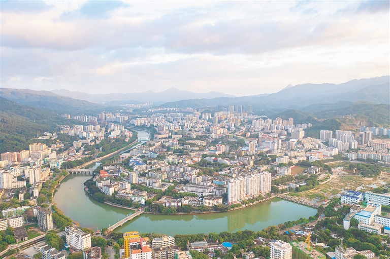 航拍南圣河繞城而過的五指山市市區(qū)