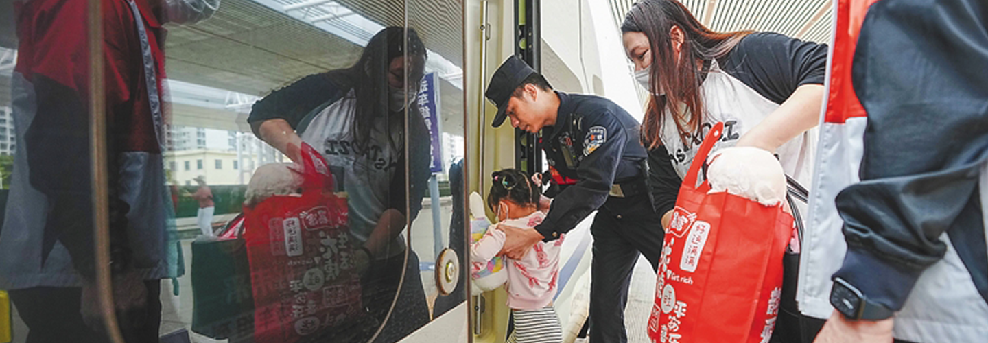 鐵路乘警幫助小朋友安全上車