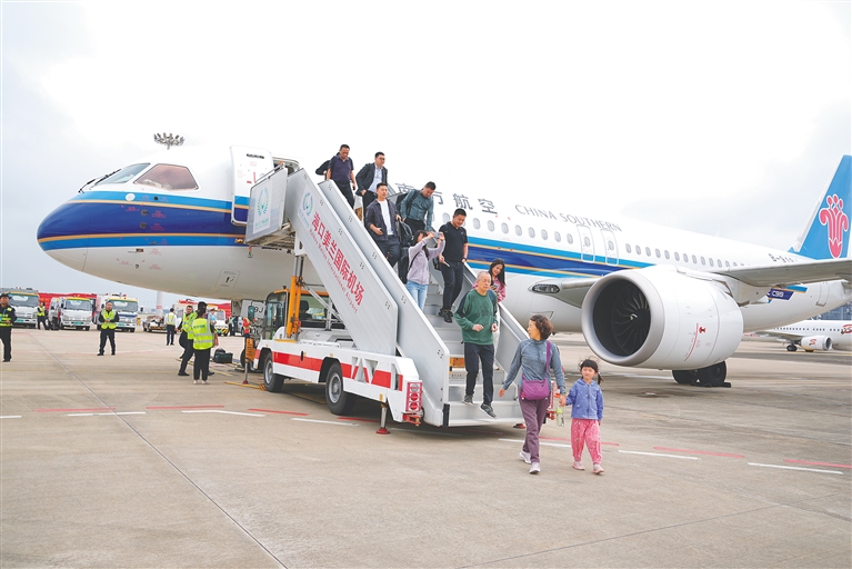 國產(chǎn)大飛機(jī)C919首次搭載旅客飛抵海南